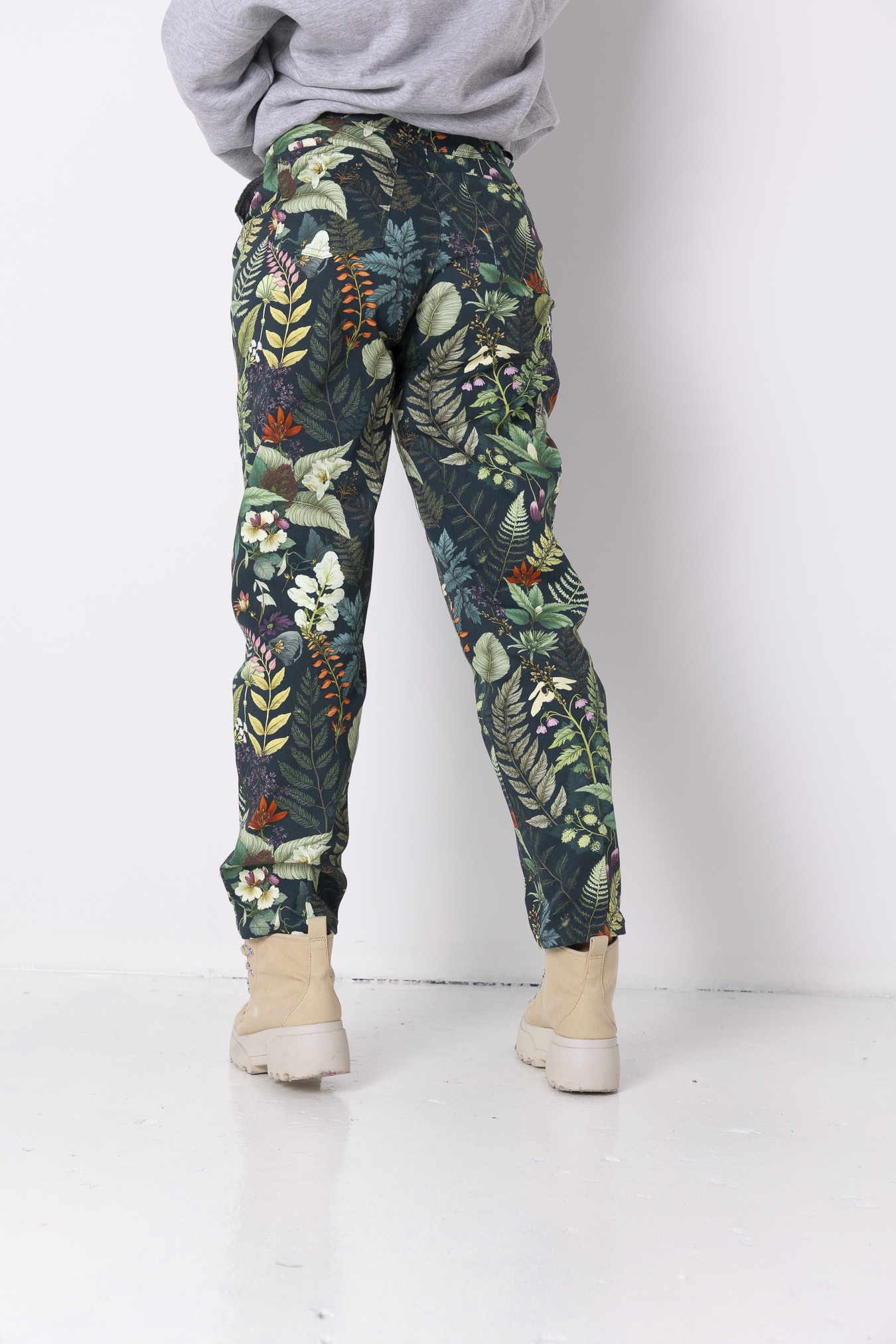 jeansowe-spodnie-kwiat-paproci (1)