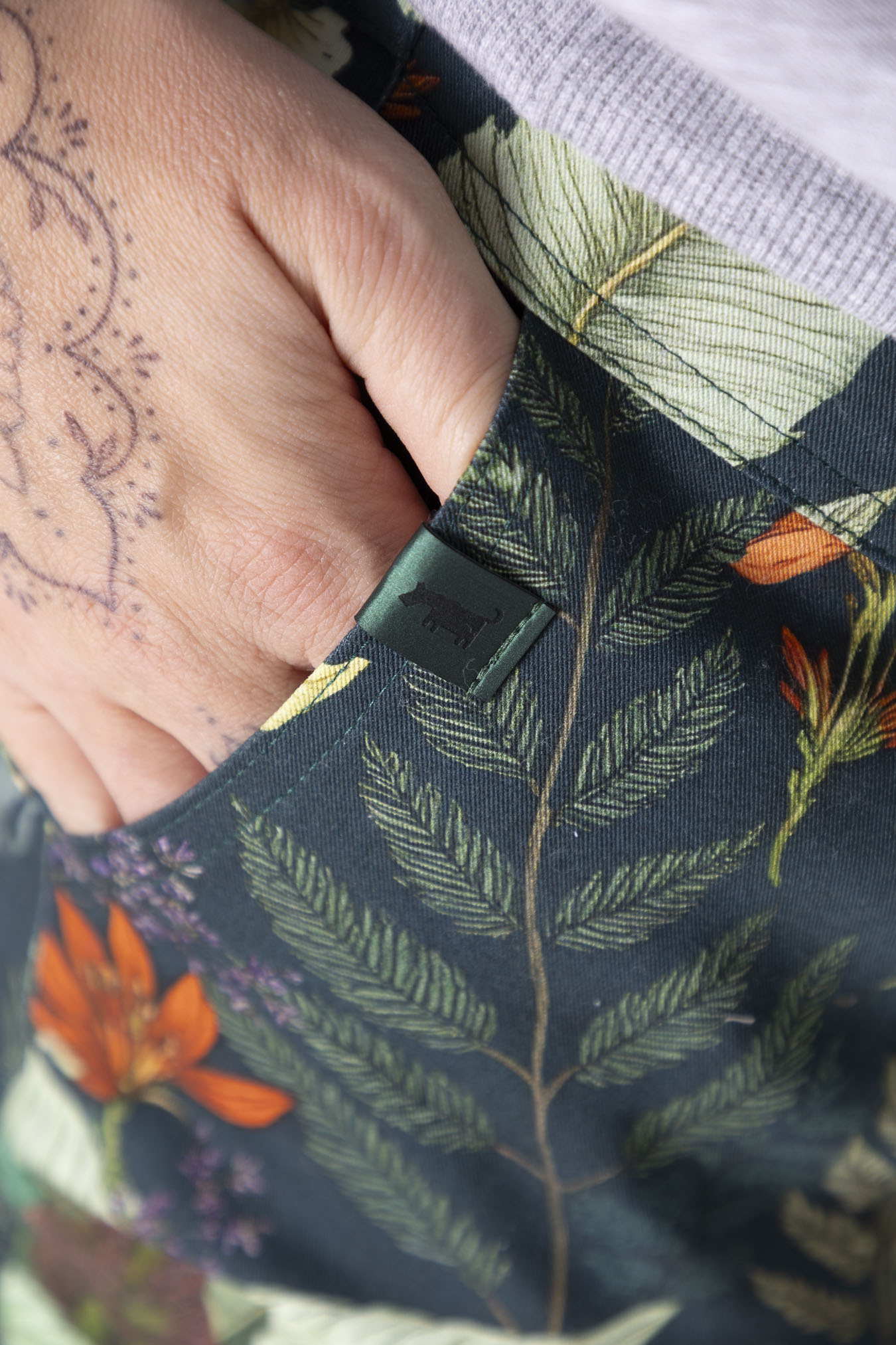 jeansowe-spodnie-kwiat-paproci (3)