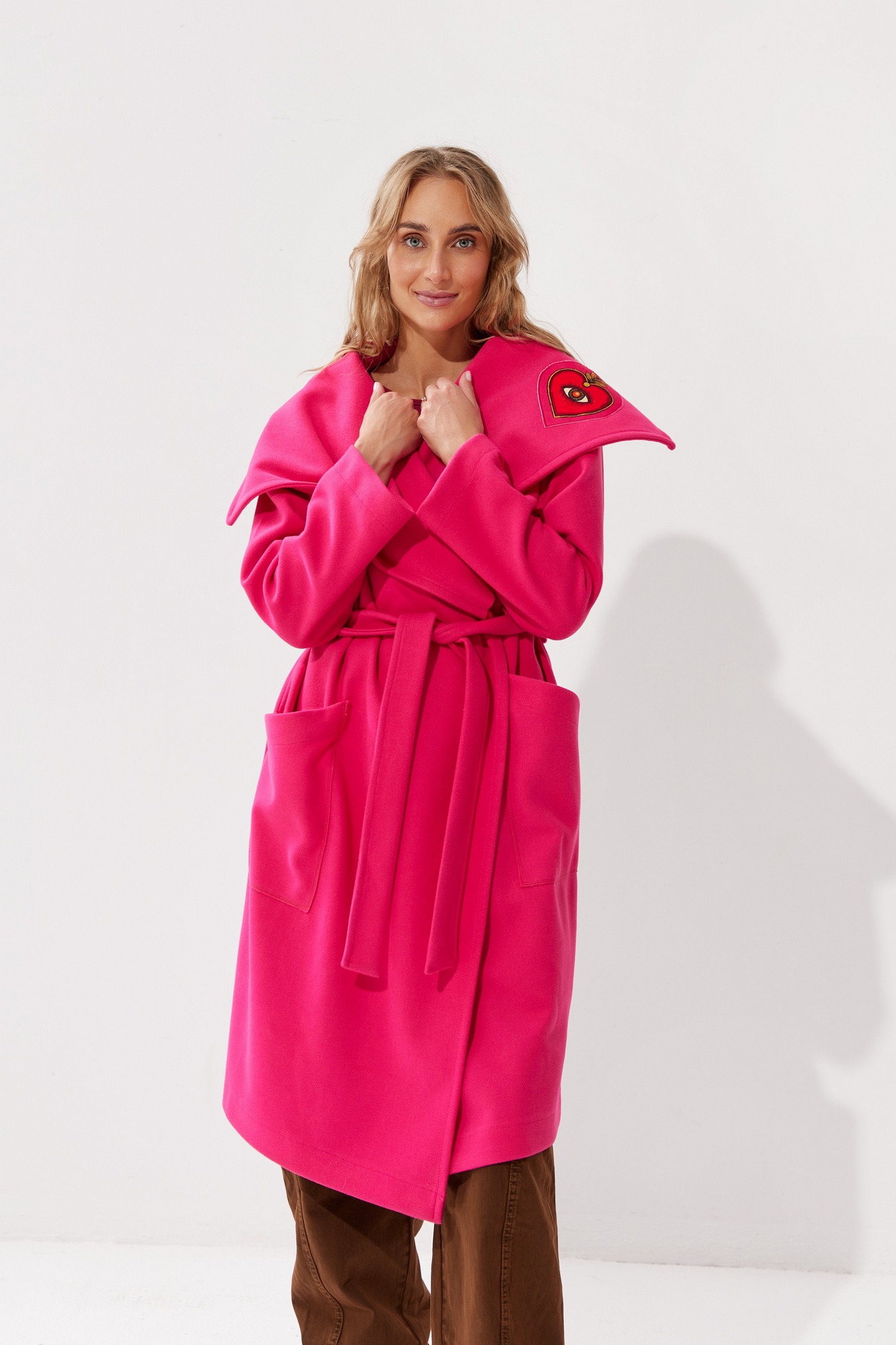 rozowy-plaszcz-wiazany