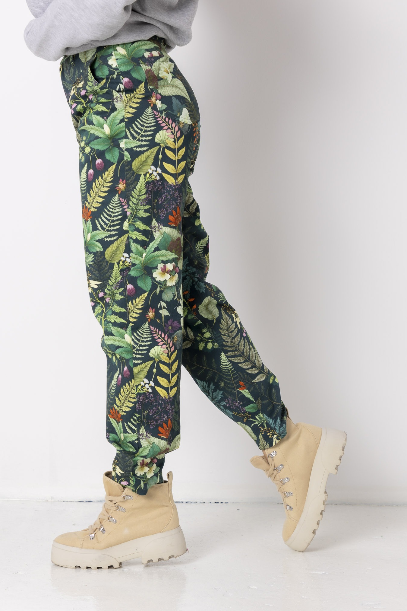 spodnie-jeansowe-kwiat-paproci-dd