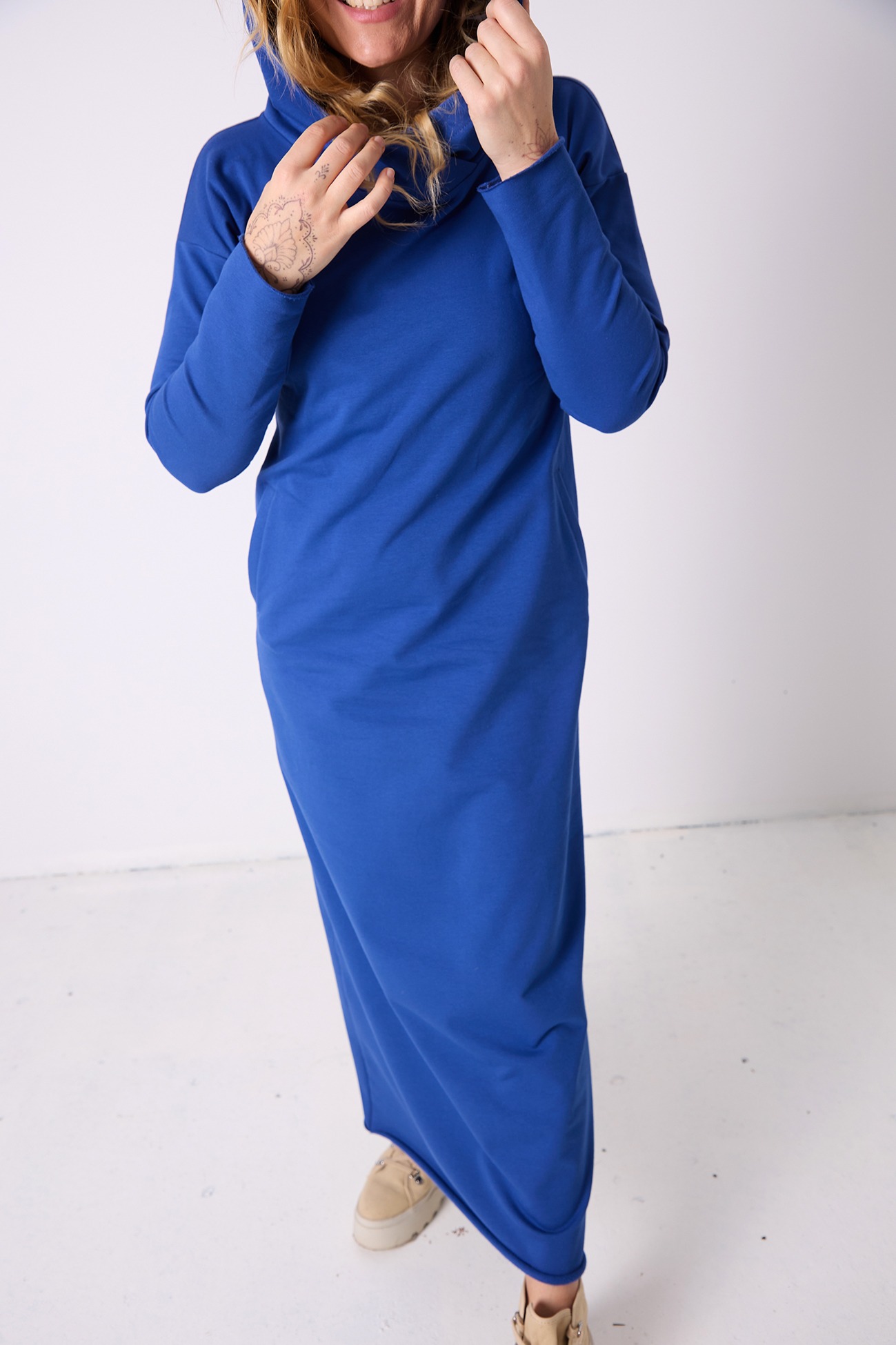 dluga-sukienka-z-kapturem (1)