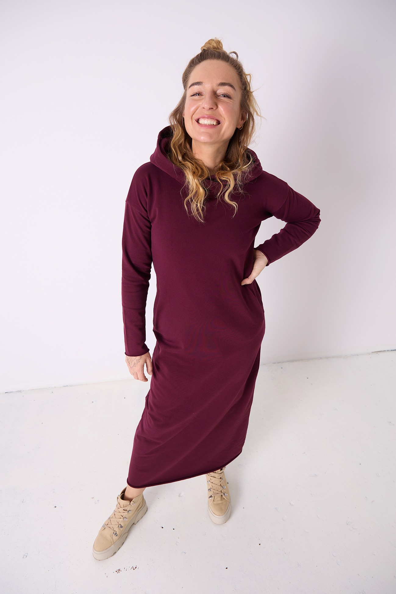 dluga-sukienka-z-kapturem (10)