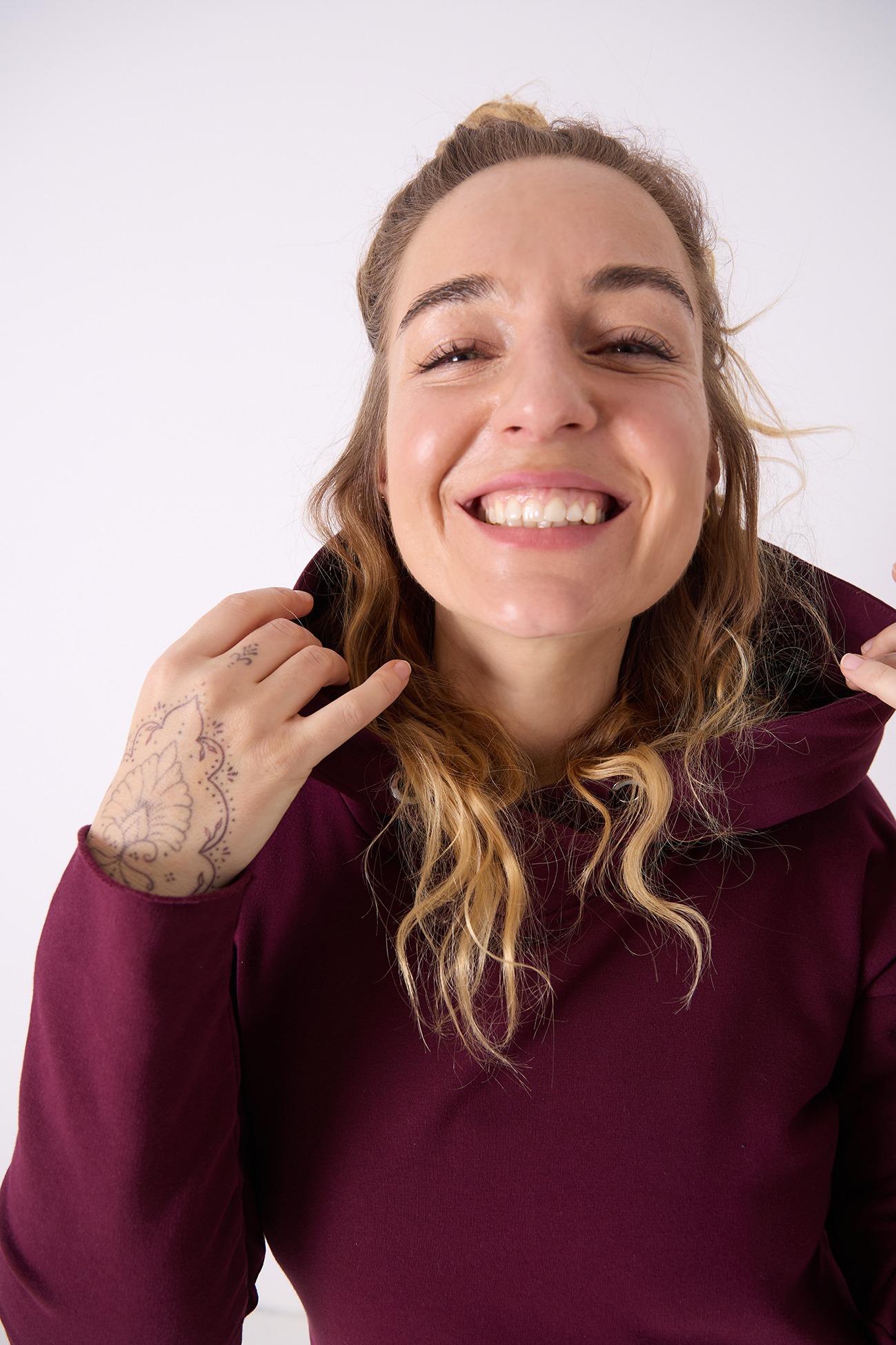 dluga-sukienka-z-kapturem (11)