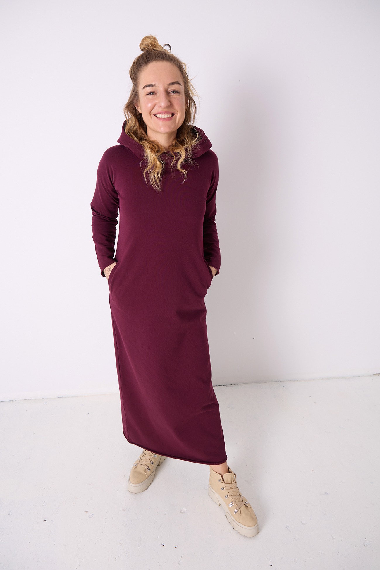 dluga-sukienka-z-kapturem (9)