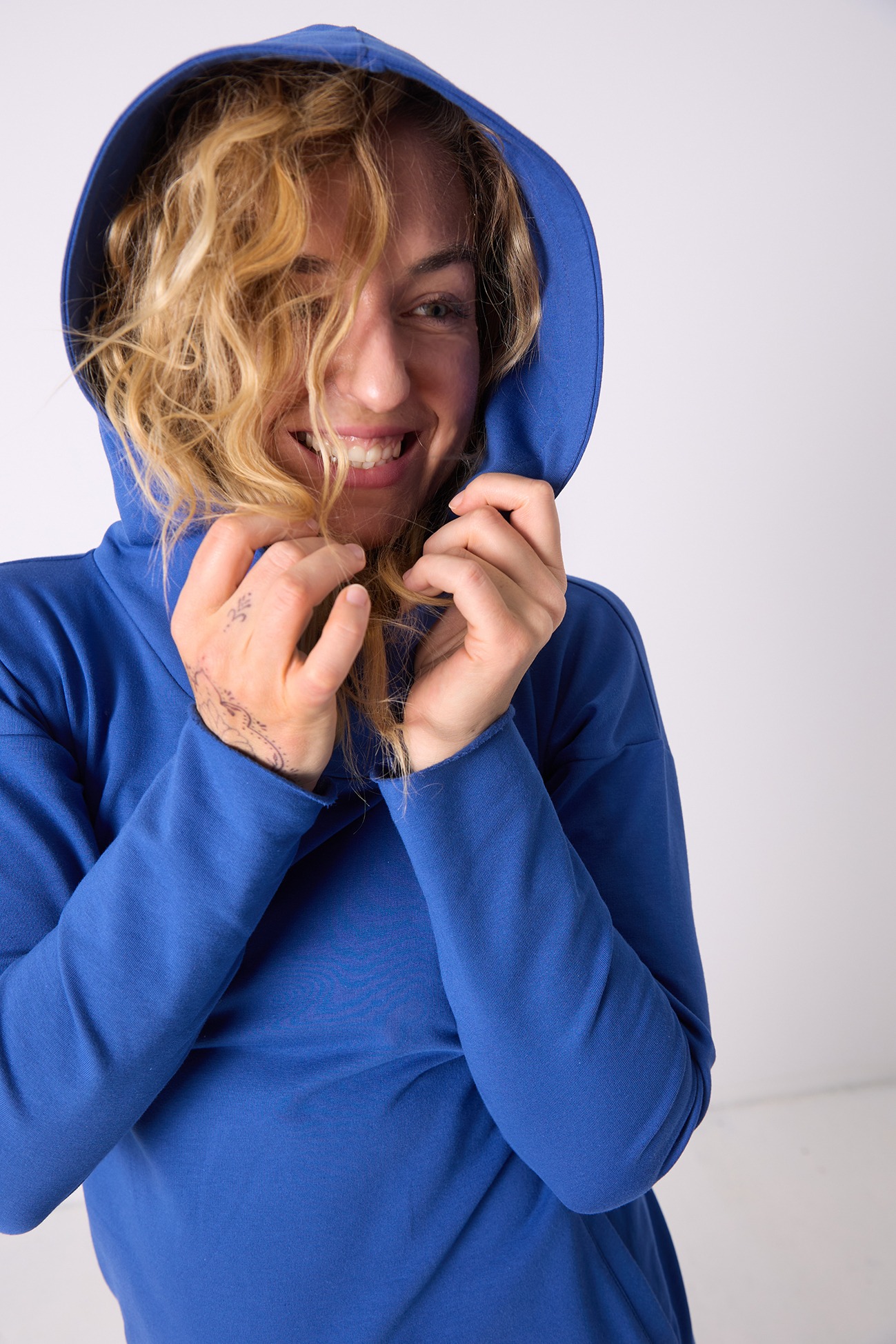 niebieska-sportowa-sukienka-dziendobry (1)