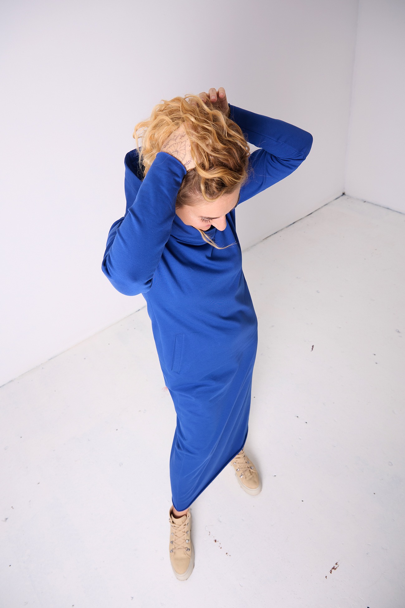 niebieska-sportowa-sukienka-dziendobry (3)