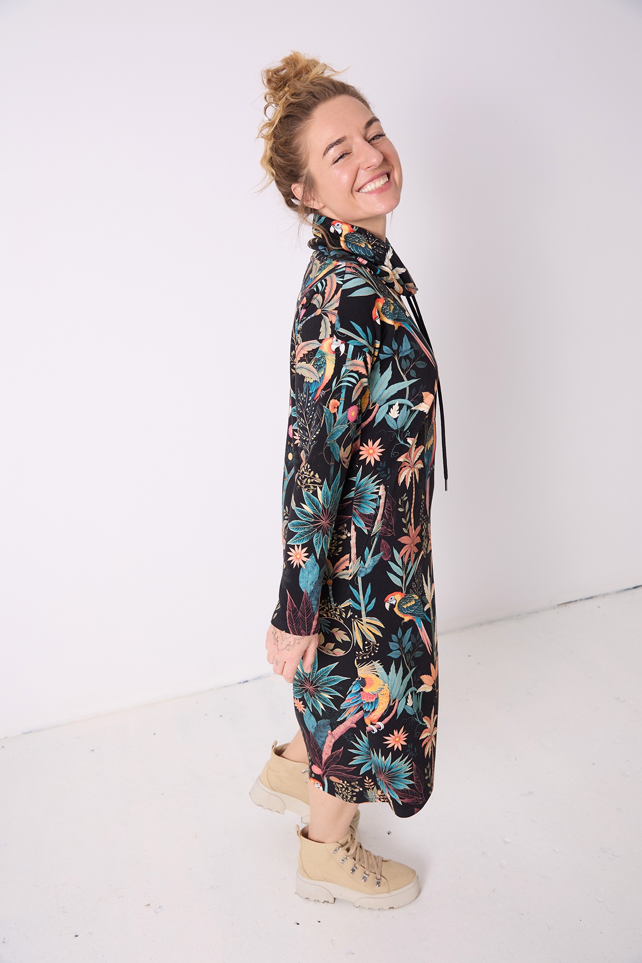 sukienka-dresowa-z-golfem-papugi-mexico (1)