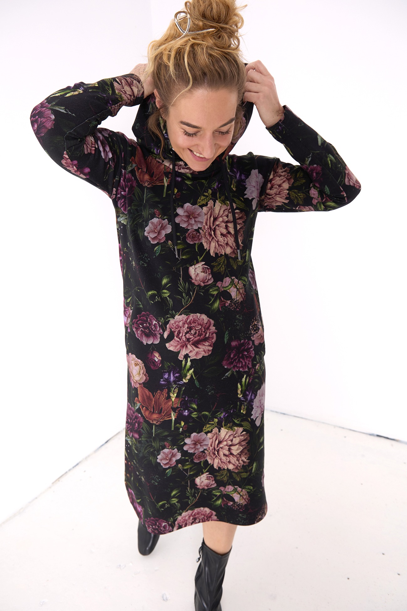 sukienka-dresowa-z-kapturem-piwonie (2)