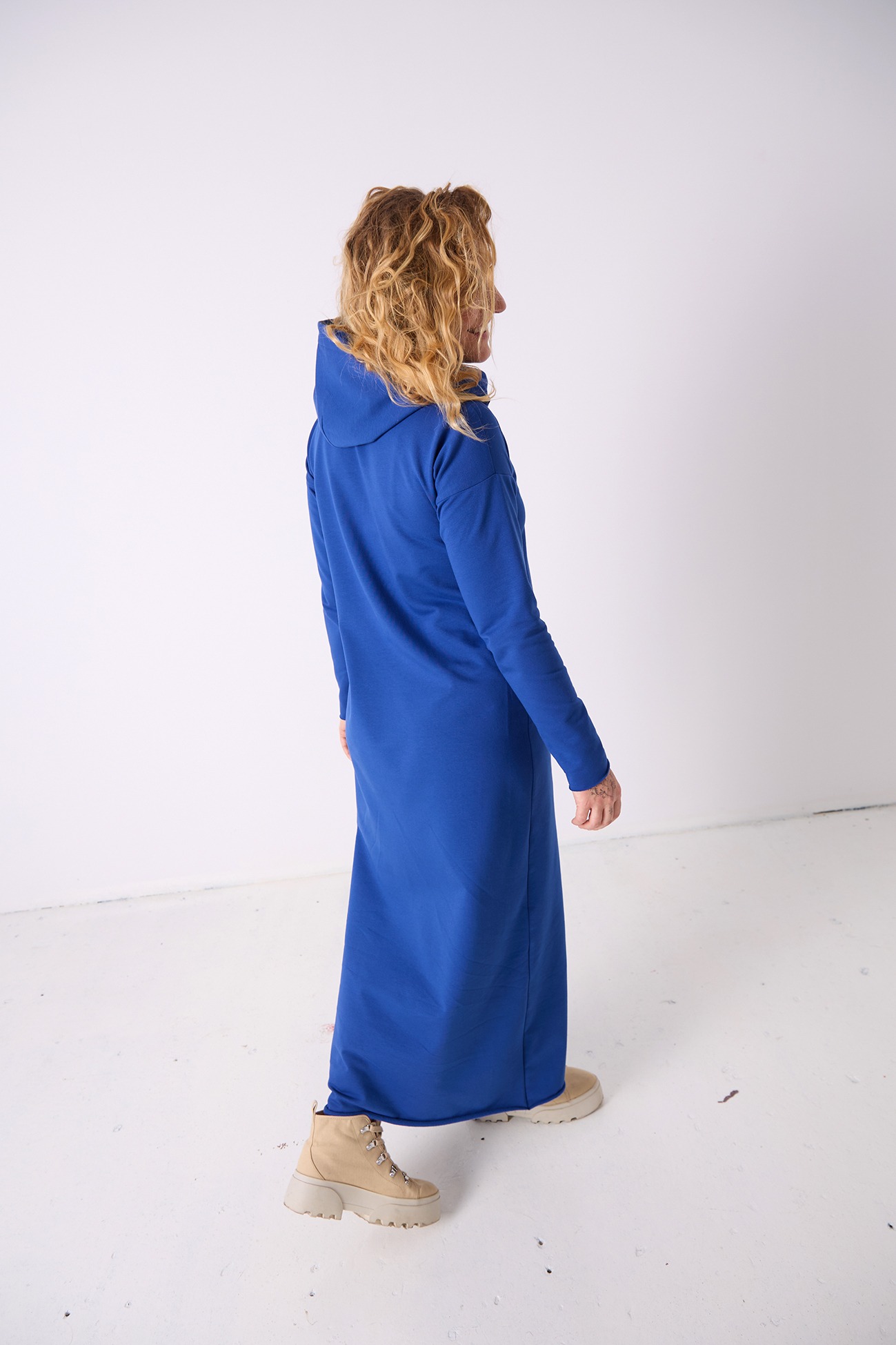 sukienka-z-kapturem-cobalt (1)