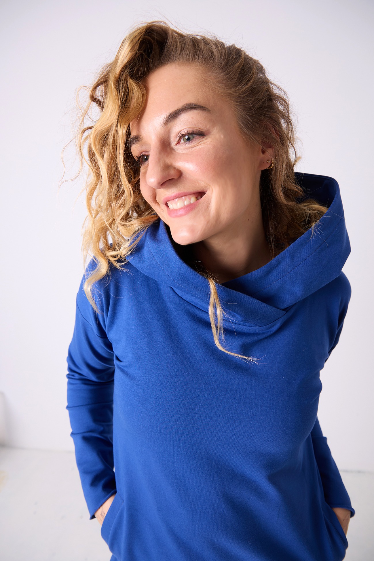 sukienka-z-kapturem-cobalt (2)