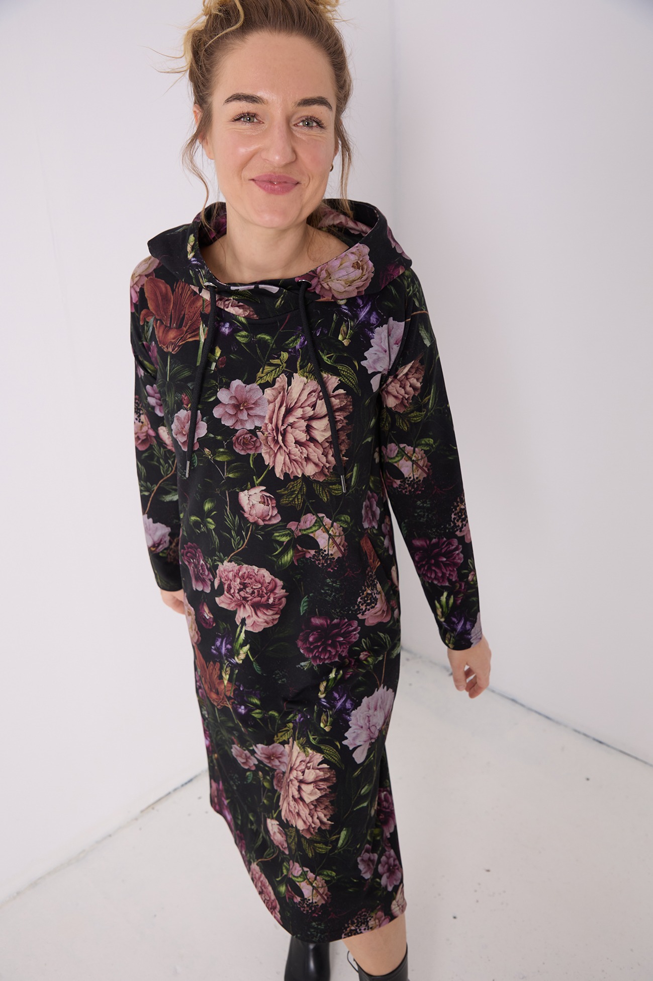 sukienka-z-kapturem-piwonie (1)