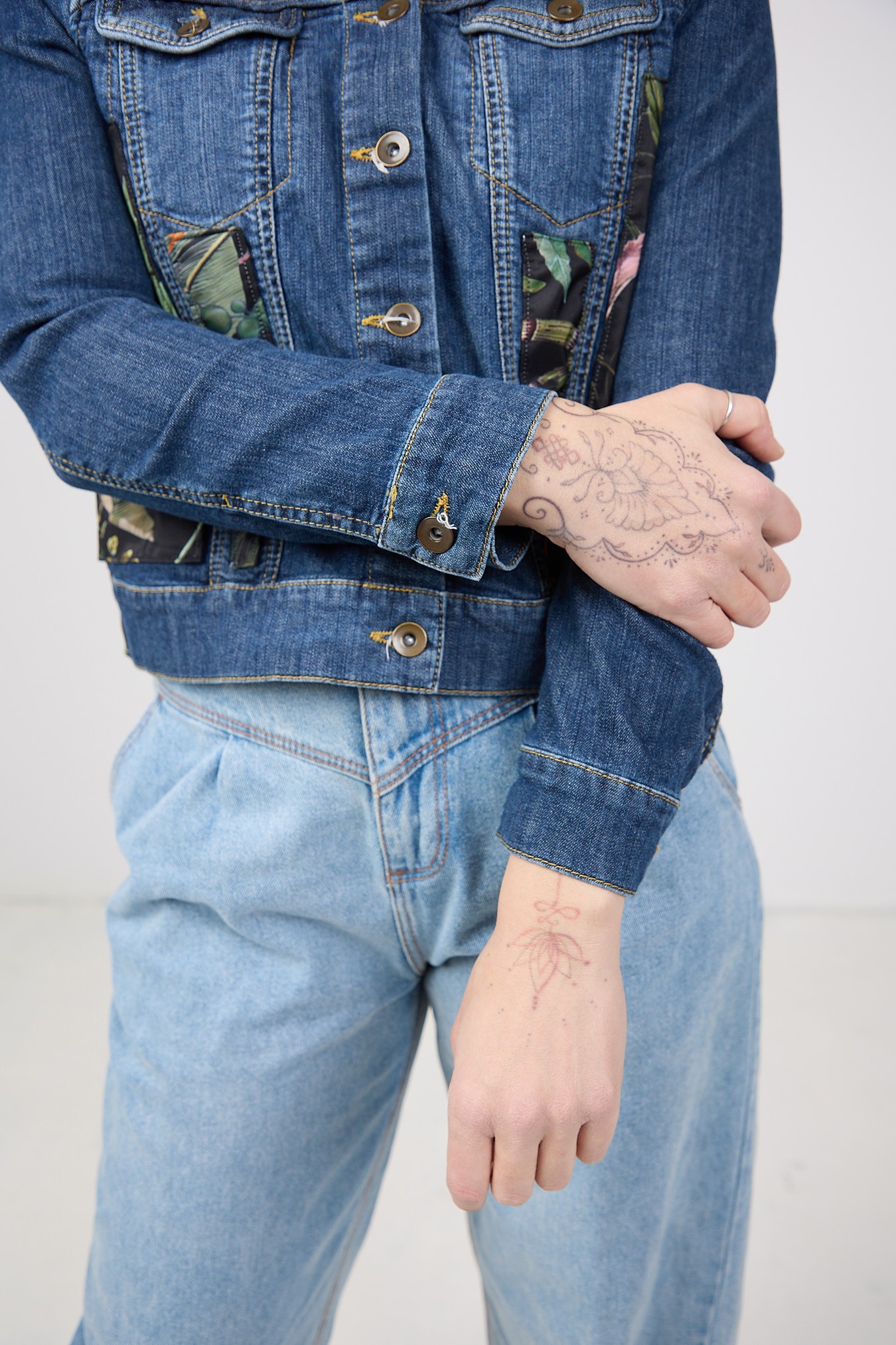 kurtka_jeansowa_piwonie_upcycling_1