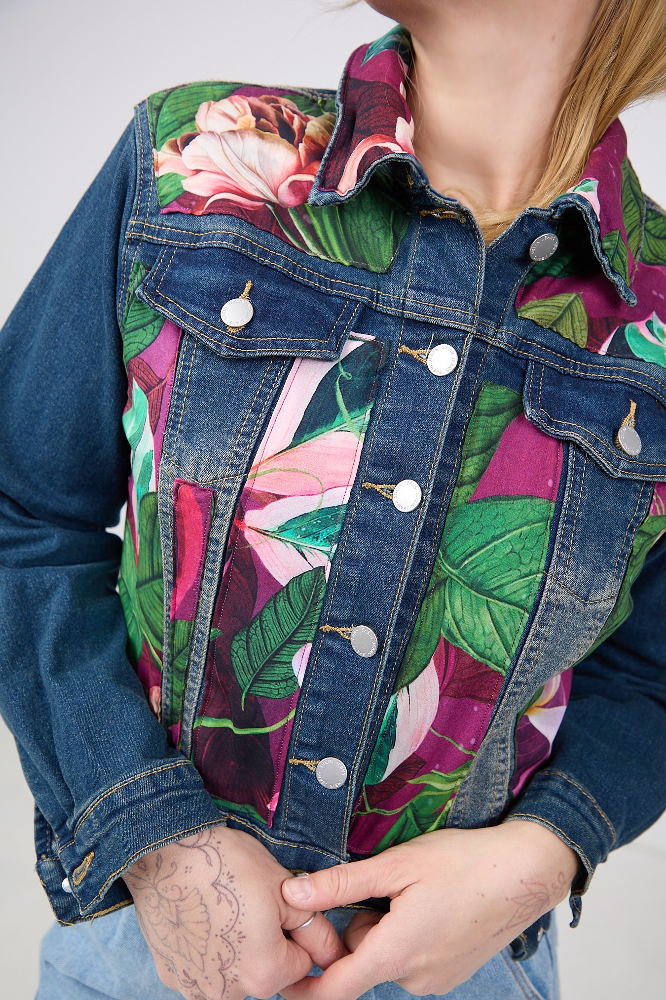 kurtka_jeansowa_tulipany_upcycling_2
