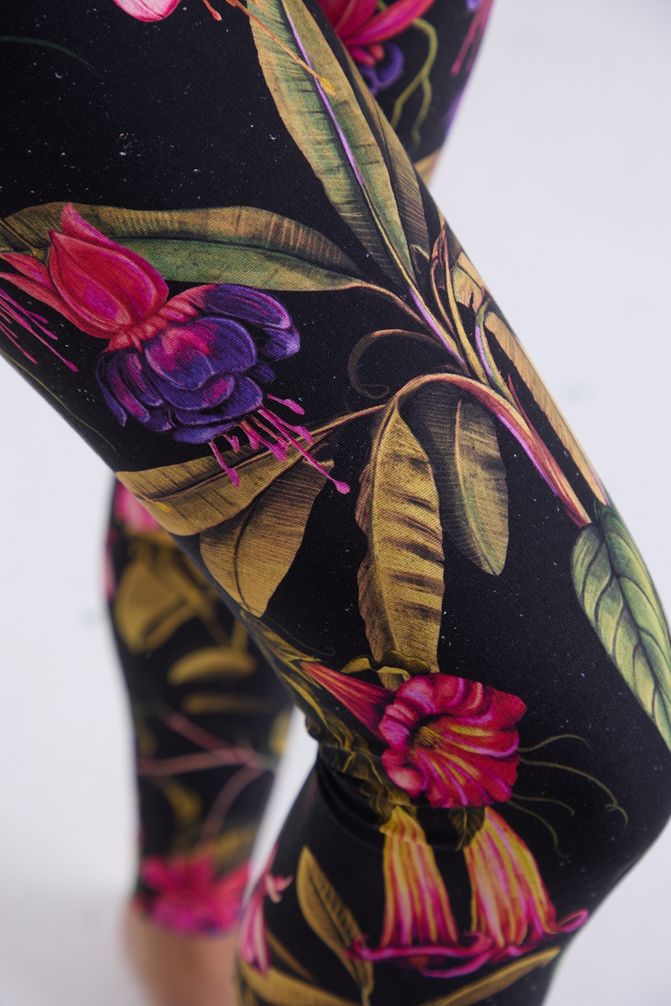 Legginsy Frida - detal botanicznego printu