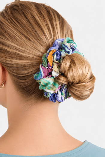 Scrunchie Lila we włosach