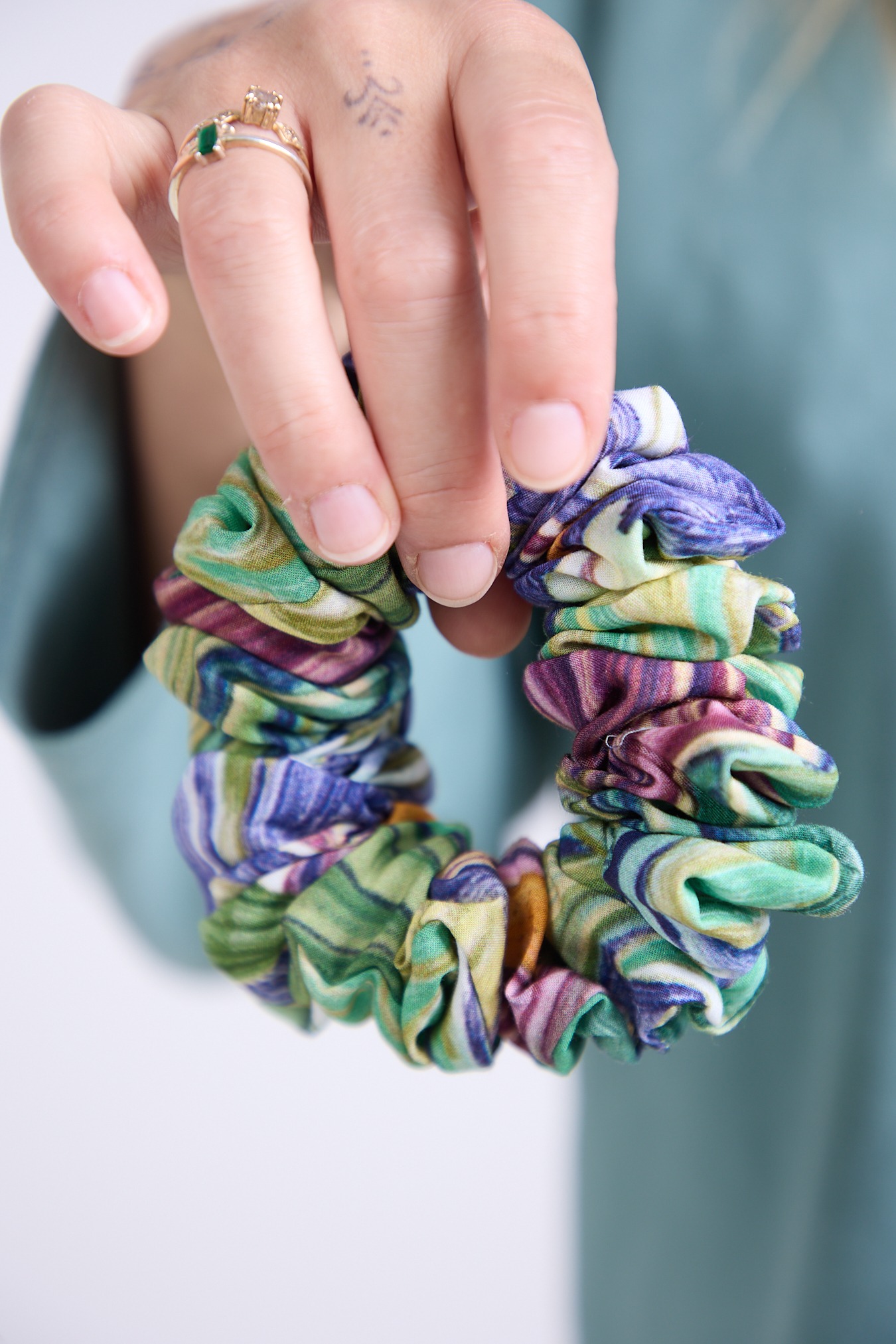 scrunchie-lila (1) Scrunchie Lila - gumka do włosów w botaniczny print