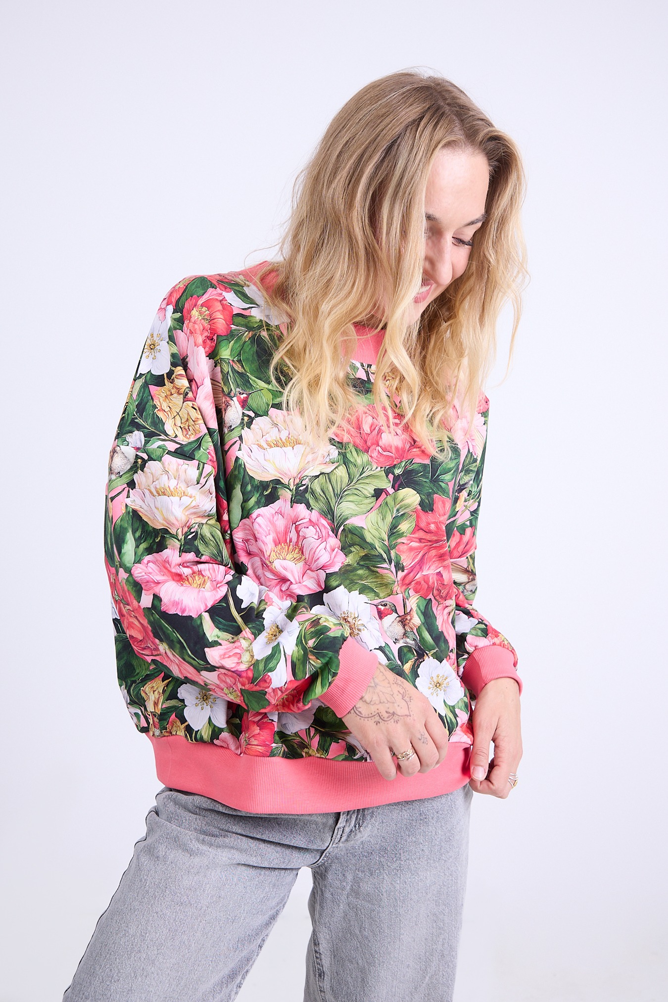 Bluza oversize Madera w kwiatowy print z koralowymi ściągaczami